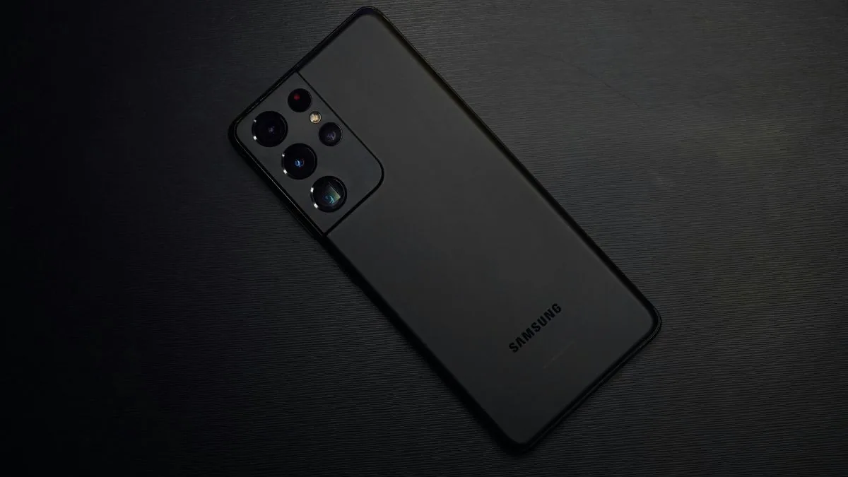 Samsung's Galaxy Display Dilemma