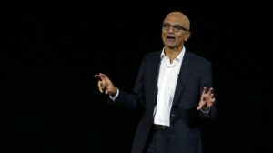 AI Sparks Renewed Competition Between Microsoft and Apple