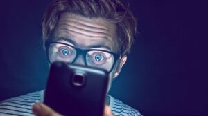 Smartphone Screen Low-Frequency Flicker: 90% Users Report Headaches & Eye Pain – Here’s How It Harms You